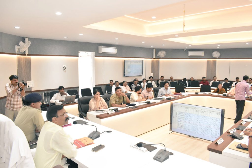 Comm_Moradabad's tweet photo. ‼️DIVISION JOURNAL‼️
Mbd Diary
Dated :-
30/04/26
⚪⚪
कानून-व्यवस्था
मण्डल स्तरीय बैठक
Law & Order
Review
Divisional Meet
#MbdJournal
@CMOfficeUP https://t.co/mgiwNmBnHn