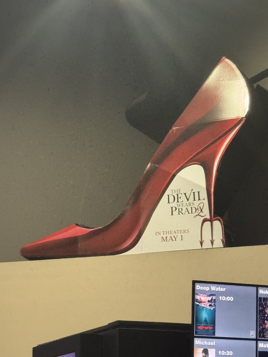 ShannonLazovski's tweet image. Great night! Thank you @MIFashionWeek &amp;amp; @EmagineTheatres 
“That’s all” 🕶️👜👠

#MFW2026 #MichiganFashionWeek  #DevilWearsPrada #DetroitFashion #RunwayEnergy