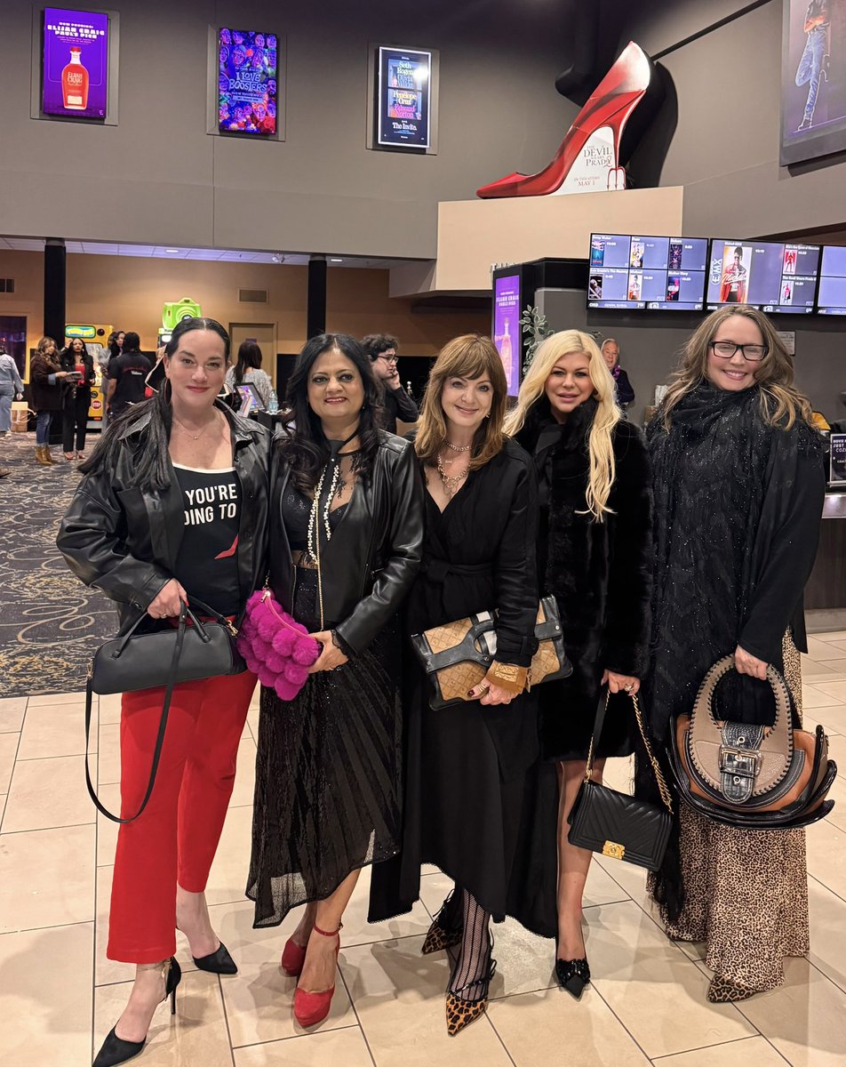 ShannonLazovski's tweet image. Great night! Thank you @MIFashionWeek &amp;amp; @EmagineTheatres 
“That’s all” 🕶️👜👠

#MFW2026 #MichiganFashionWeek  #DevilWearsPrada #DetroitFashion #RunwayEnergy