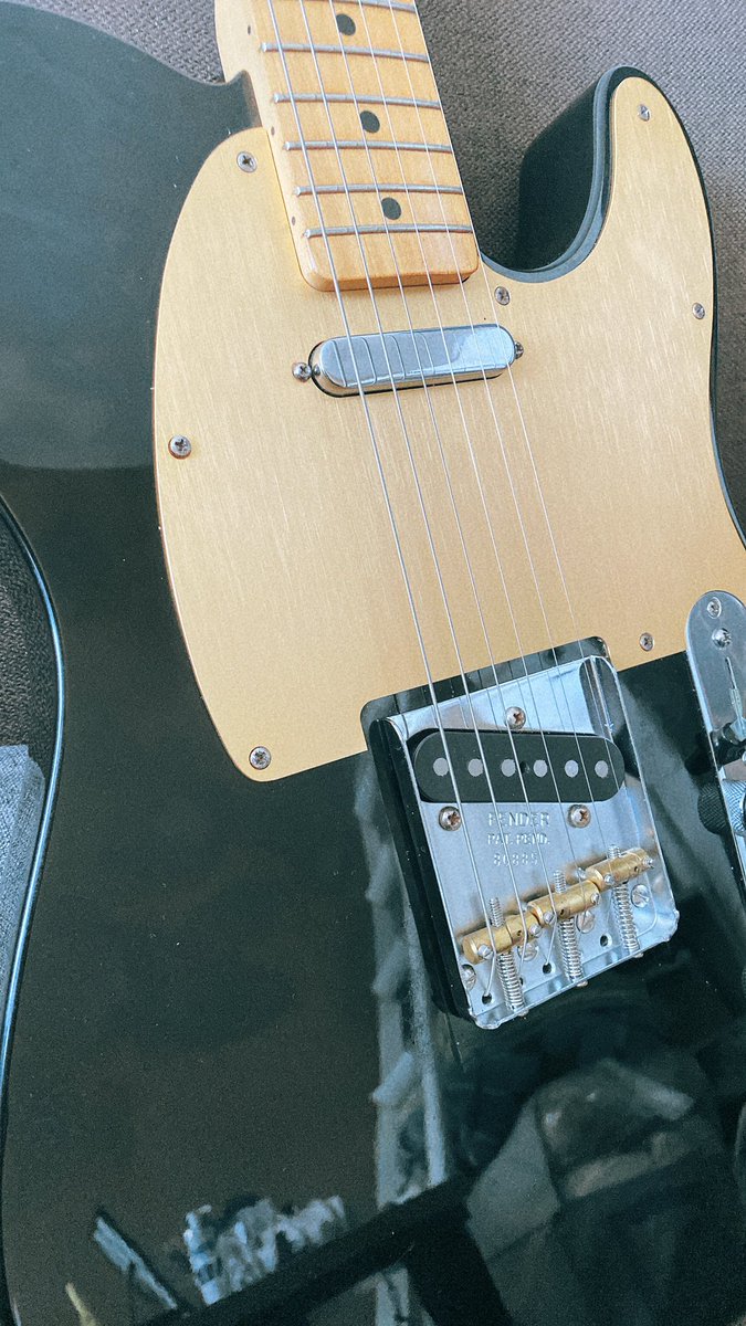Suis82947921's tweet image. before▶︎after
ブリッジを6連から3連に変えた！！
 #Fender  #Telecaster
