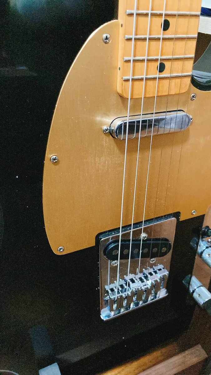 Suis82947921's tweet image. before▶︎after
ブリッジを6連から3連に変えた！！
 #Fender  #Telecaster