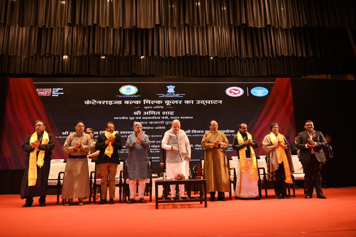 NDDB_Coop's tweet photo. मुख्य अतिथी माननीय केंद्रीय गृह (@HMOIndia ) एवं सहकारिता मंत्री (@MinOfCooperatn ) श्री @AmitShah जी @AmitShahOffice  ने श्री राजीव रंजन सिंह उर्फ ललन सिंह जी ( @LalanSingh_1 ), माननीय केंद्रीय मंत्री, मत्स्यपालन, पशुपालन एवं डेयरी तथा पंचायती राज ( @Dept_of_AHD @mopr_goi ) की उपस्तिथि में लद्दाख में कंटेनरीकृत बल्क मिल्क कूलर (BMC) का उद्घाटन किया जिसे कारगिल में स्थापित किया जाएगा । 

इस अवसर पर @Min_FAHD के माननीय राज्य मंत्री प्रो. एस. पी. सिंह बघेल जी ( @spsinghbaghelpr @mos_fahd_pr ) और श्री जॉर्ज कुरियन जी ( @GeorgekurianBjp ); श्री विनय कुमार सक्सेना, उपराज्यपाल, लद्दाख ( @lg_ladakh ); सुश्री वर्षा जोशी, अपर सचिव, पशुपालन एवं डेयरी विभाग तथा डॉ @ShahMeenesh ,अध्यक्ष, एनडीडीबी सहित वरिष्ठ अधिकारियों एवं डेयरी सहकारी क्षेत्र के प्रतिनिधि  उपस्थित रहें । 

दूध के संकलन और परिवहन के दौरान गुणवत्ता को सुनिश्चित करने के लिए—जो कि लद्दाख की चुनौतीपूर्ण जलवायु परिस्थितियों और विस्तृत भौगोलिक क्षेत्र के कारण विशेष रूप से महत्वपूर्ण है—4,000 लीटर क्षमता वाले इस कंटेनरीकृत बल्क मिल्क कूलर (BMC) को पशुपालन एवं डेरी विभाग (दहद) भारत सरकार की राष्ट्रीय डेयरी विकास कार्यक्रम (NPDD) योजना के तहत अनुदान से स्थापित किया गया है। यह बीएमसी एनडीडीबी की पूर्ण स्वामित्व वाली सहायक कंपनी @IDMCLtd द्वारा बनाया गया हैं ।