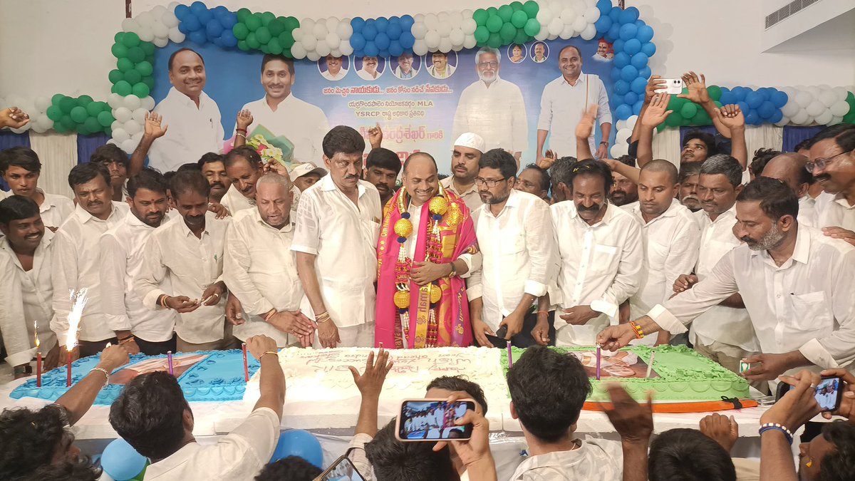 TatiparthiOnX's tweet photo. నా పుట్టినరోజు వేడుకలు నా సొంత ఇంట్లో కంటే, యర్రగొండపాలెం వీధుల్లో మీ మధ్య జరుపుకోవడం నా పూర్వజన్మ సుకృతం!

నియోజకవర్గ గడప గడప నుండి వచ్చిన శుభాకాంక్షలు చూస్తుంటే.. నేను గెలిచింది ఓట్లు మాత్రమే కాదు, మీ గుండెల్లో చోటు అని అర్థమవుతోంది. నా మీద మీరు పెట్టుకున్న నమ్మకం, జగనన్న నాపై ఉంచిన బాధ్యత - ఈ రెండే నా ఊపిరి.

మనది అధికారం కోసం ఏర్పడిన బంధం కాదు, ఆత్మీయతతో అల్లుకున్న కుటుంబం. మనసా వాచా కర్మణా.. మీ ఇంటి బిడ్డగా ఎప్పుడూ మీ కష్టసుఖాల్లో తోడుంటాను.

ఎల్లప్పుడూ మీ సేవలో..
మీ ఎమ్మెల్యే,
తాటిపర్తి చంద్రశేఖర్