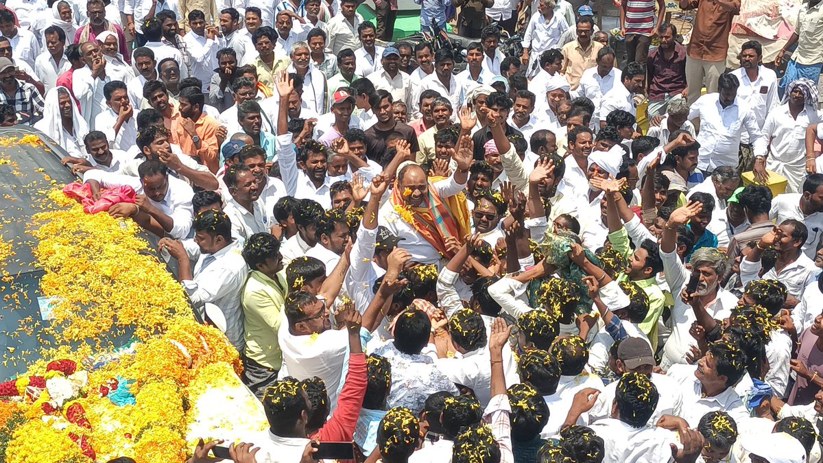 TatiparthiOnX's tweet photo. నా పుట్టినరోజు వేడుకలు నా సొంత ఇంట్లో కంటే, యర్రగొండపాలెం వీధుల్లో మీ మధ్య జరుపుకోవడం నా పూర్వజన్మ సుకృతం!

నియోజకవర్గ గడప గడప నుండి వచ్చిన శుభాకాంక్షలు చూస్తుంటే.. నేను గెలిచింది ఓట్లు మాత్రమే కాదు, మీ గుండెల్లో చోటు అని అర్థమవుతోంది. నా మీద మీరు పెట్టుకున్న నమ్మకం, జగనన్న నాపై ఉంచిన బాధ్యత - ఈ రెండే నా ఊపిరి.

మనది అధికారం కోసం ఏర్పడిన బంధం కాదు, ఆత్మీయతతో అల్లుకున్న కుటుంబం. మనసా వాచా కర్మణా.. మీ ఇంటి బిడ్డగా ఎప్పుడూ మీ కష్టసుఖాల్లో తోడుంటాను.

ఎల్లప్పుడూ మీ సేవలో..
మీ ఎమ్మెల్యే,
తాటిపర్తి చంద్రశేఖర్