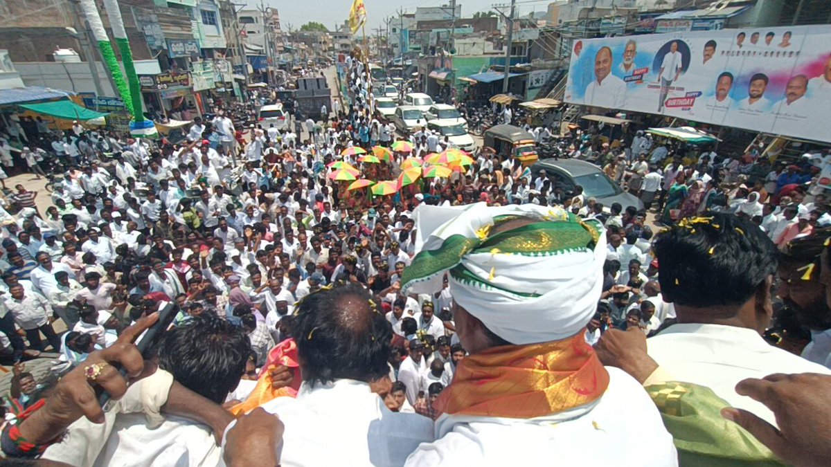 TatiparthiOnX's tweet photo. నా పుట్టినరోజు వేడుకలు నా సొంత ఇంట్లో కంటే, యర్రగొండపాలెం వీధుల్లో మీ మధ్య జరుపుకోవడం నా పూర్వజన్మ సుకృతం!

నియోజకవర్గ గడప గడప నుండి వచ్చిన శుభాకాంక్షలు చూస్తుంటే.. నేను గెలిచింది ఓట్లు మాత్రమే కాదు, మీ గుండెల్లో చోటు అని అర్థమవుతోంది. నా మీద మీరు పెట్టుకున్న నమ్మకం, జగనన్న నాపై ఉంచిన బాధ్యత - ఈ రెండే నా ఊపిరి.

మనది అధికారం కోసం ఏర్పడిన బంధం కాదు, ఆత్మీయతతో అల్లుకున్న కుటుంబం. మనసా వాచా కర్మణా.. మీ ఇంటి బిడ్డగా ఎప్పుడూ మీ కష్టసుఖాల్లో తోడుంటాను.

ఎల్లప్పుడూ మీ సేవలో..
మీ ఎమ్మెల్యే,
తాటిపర్తి చంద్రశేఖర్