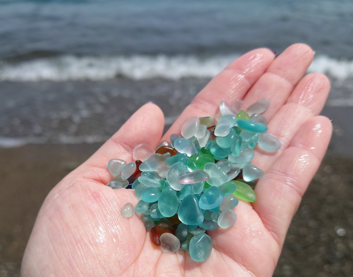 38uniuni's tweet photo. チビチビビーチグラスを求めて高知県へ🌊✨

思ってたより沢山拾えたー😆
紫シーグラスも〜💜

濡らして、うるチュルも素敵✨

しかし、あっっっつい!!☀

#ビーチコーミング　#シーグラス　#寅銀三次 https://t.co/o0tI6BqHGr