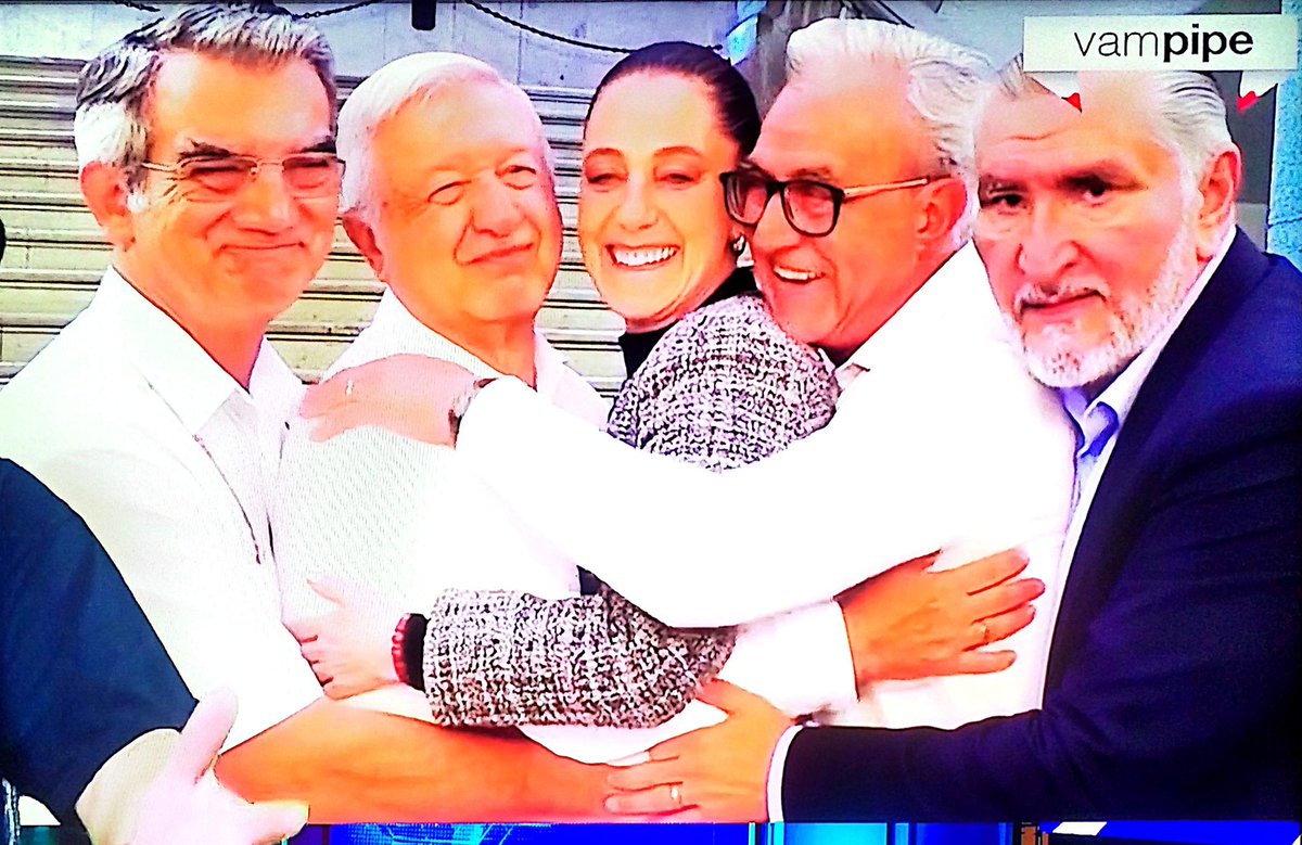 Desde que llegó este maldito, no ha hecho más que destruir al país.

Y le deseo muchos años de vida, para que puede en una cárcel de Estados Unidos, pague toda su maldad, junto con sus socios narco políticos.