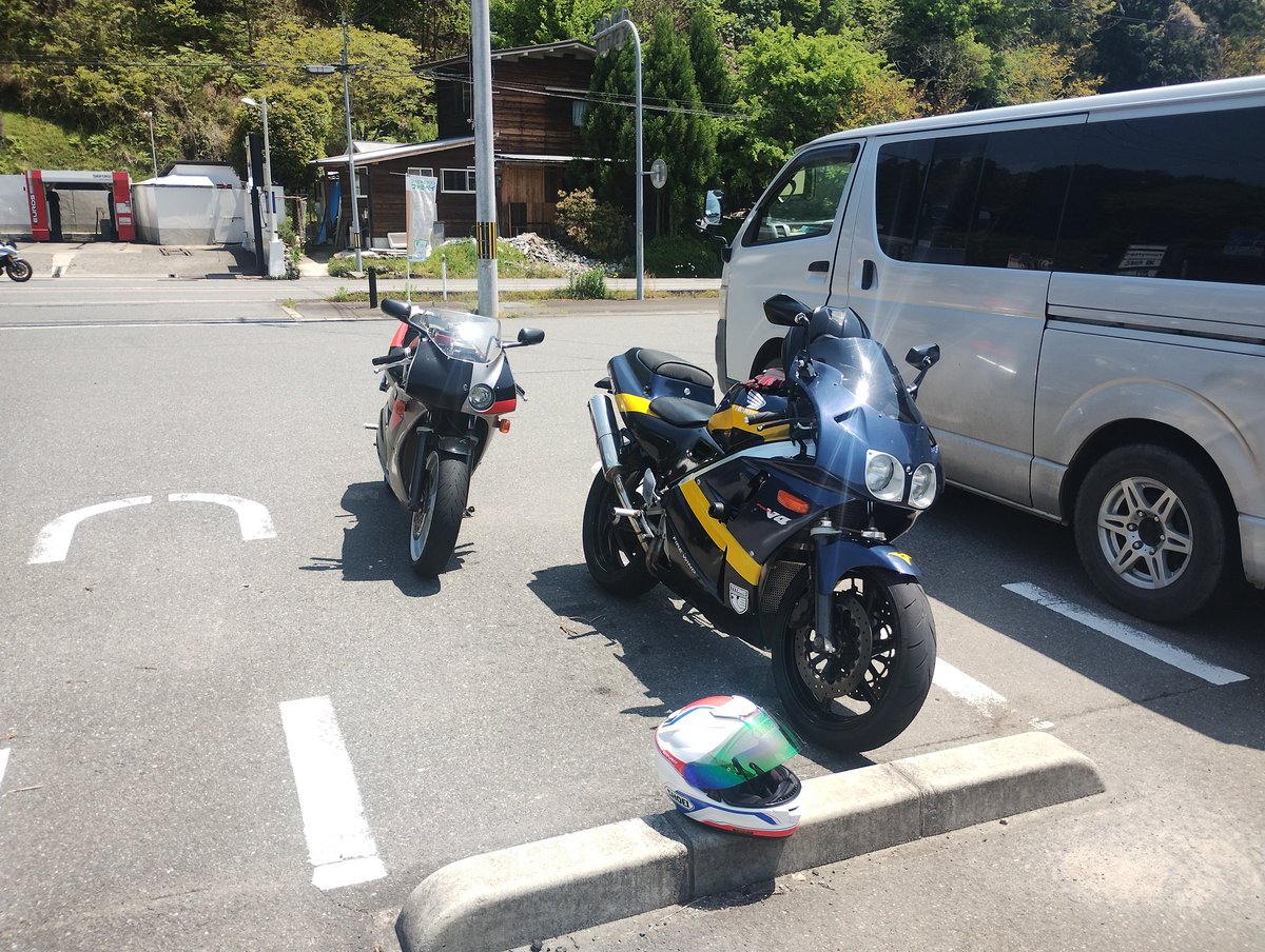 VFRのキャブセッティングリベンジ！

この前は去年までのセットから1つあげましたが、今回は去年の、ものから1つ下げました。

乗った感じはパワーモリモリ感がかなり減りましたが、谷が無くスムーズ。

とりあえずこれで様子見👍

お付き合いいただいた友人とお昼ご飯を食べて、今日は完了😋
