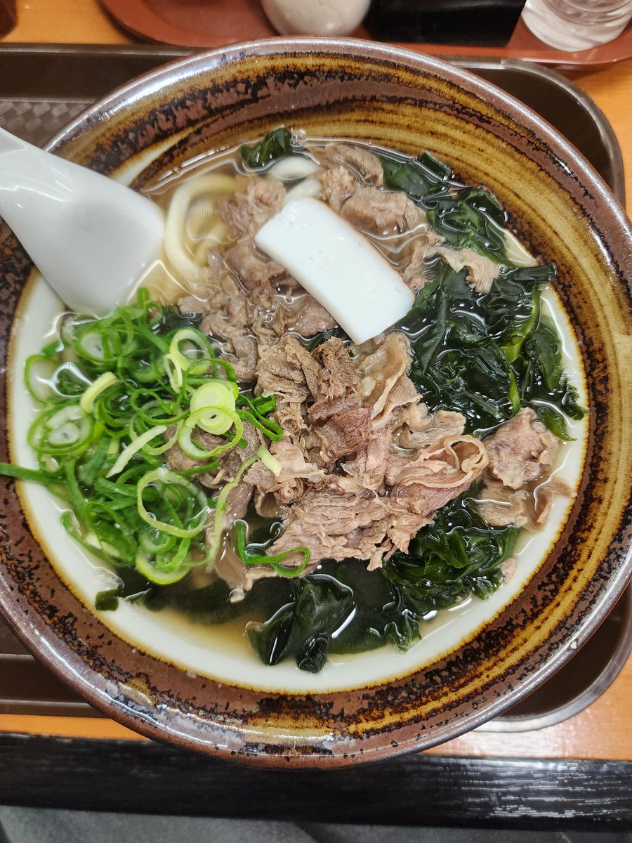 newhirosima's tweet photo. じゃじゃじゃーん☺️✨ 

これは、肉うどんではなく、ちからの「肉入りワカメうどん」なのです。今日は中華そばではなく、うどん。わたし、うどんのワカメ大好き！なんか、美味しいよね？

お昼ご飯はいつも、好きなものを食べますw どっかで帳尻を合わせれば大丈夫！って思ってるタイプw 翌日に持ち越す事もしばしばあるけどねww

ご飯以外でも、それは同じ。どっかで、帳尻合わせれば大丈夫じゃん？ってだいたいの事は思ってるし、そうしてる！！

気がつけば、5月。
連休突入ですー✨

慌ただしい毎日だけど、すぐ終わっちゃうからw 目一杯楽しんでね☺️✨

やり残した事は、あとでやれば大丈夫だから！！w
