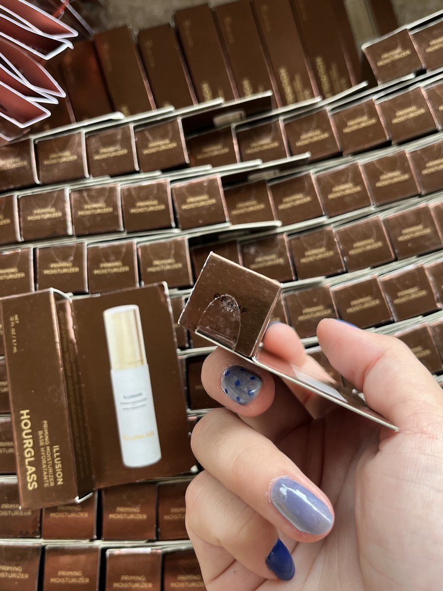 numjshop's tweet image. ✨🌸พร้อมส่ง 230 บาท Hourglass Illusion Priming Moisturizer 3.7ml 〰️ ไพรม์เมอร์นี้อุดมด้วยส่วนผสมบำรุงผิว ลดเลือนริ้วรอยและร่องลึกให้ผิวดูเรียบเนียนขึ้น เนื้อสัมผัสที่หรูหราเผยให้รู้สึกถึงความเนียนนุ่มทันทีเมื่อทาลงบนผิว ซึมซาบเข้าสู่ผิวได้อย่างรวดเร็ว

#Hourglass #นัมสต็อค