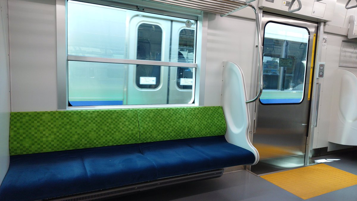 oganext's tweet photo. 新型車両初めて乗った。
パット見、JR北海道の車両っぽいけど、座席とかはJR東日本って感じだった https://t.co/gO3Bq1Fy9O