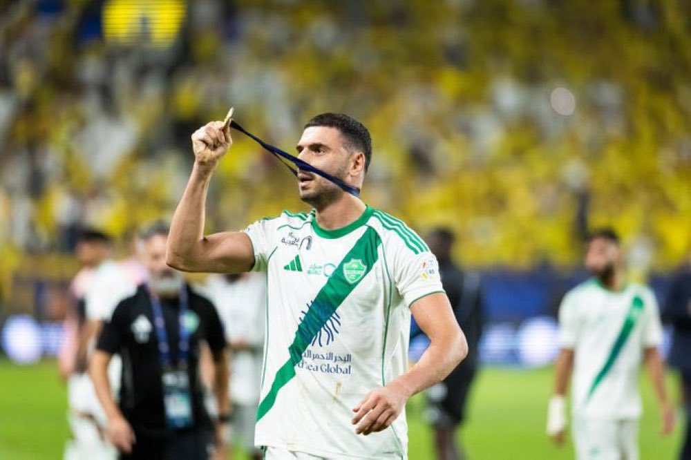 S1i16's tweet photo. واحد يرفع خرقه 70 سنه صفر اسيا 
وواحد يرفع ميداليه آسيا ذهبيه بوسط ملعبك 

فرق طموح وفرق عقليييات😉✌🏻💚 https://t.co/XpYTwPY8zt