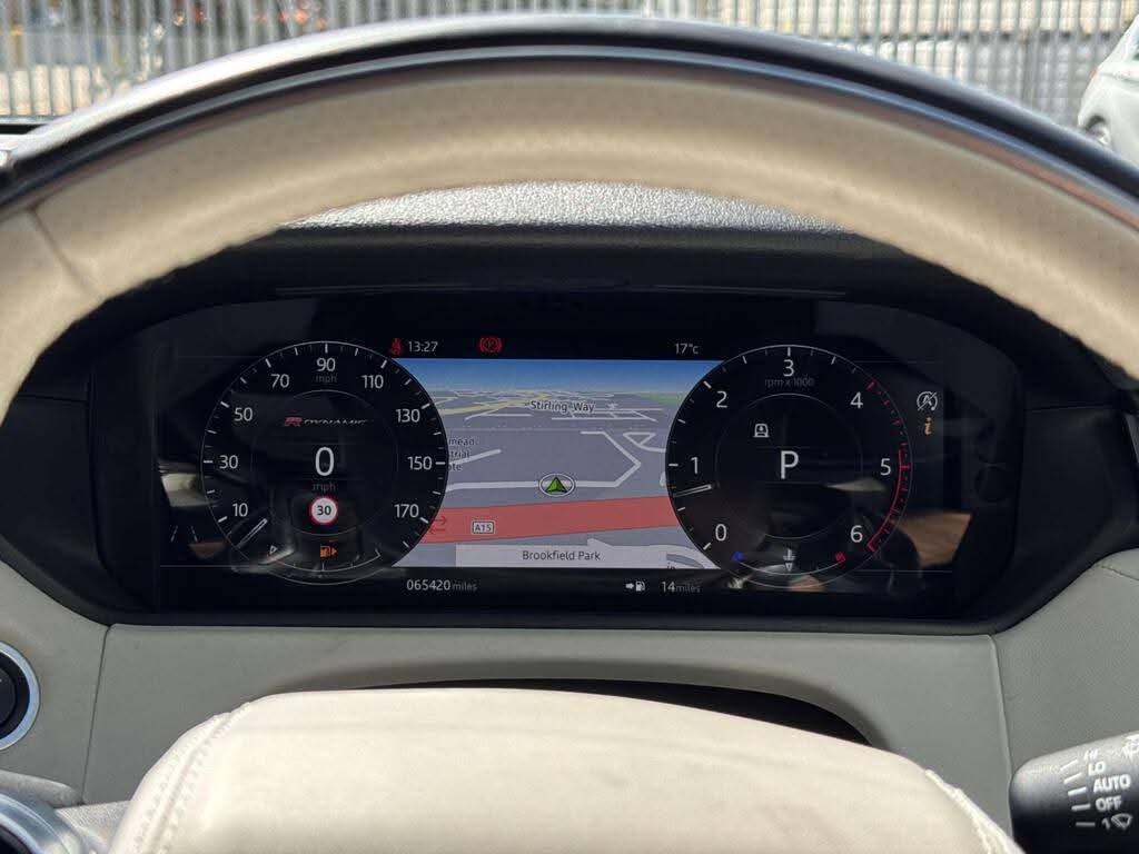 CNairobian1_'s tweet image. steering wheel◼️
Panoramic sunroof◼️
Rear mounted spoiler◼️
Multizone climate controls◼️
Front &amp;amp; side mounted curtain airbags◼️
Meridian premium surround sound system◼️
Electric tailgate◼️
4 wheel drive◼️
Traction control◼️

#landrover #rangerover #velar