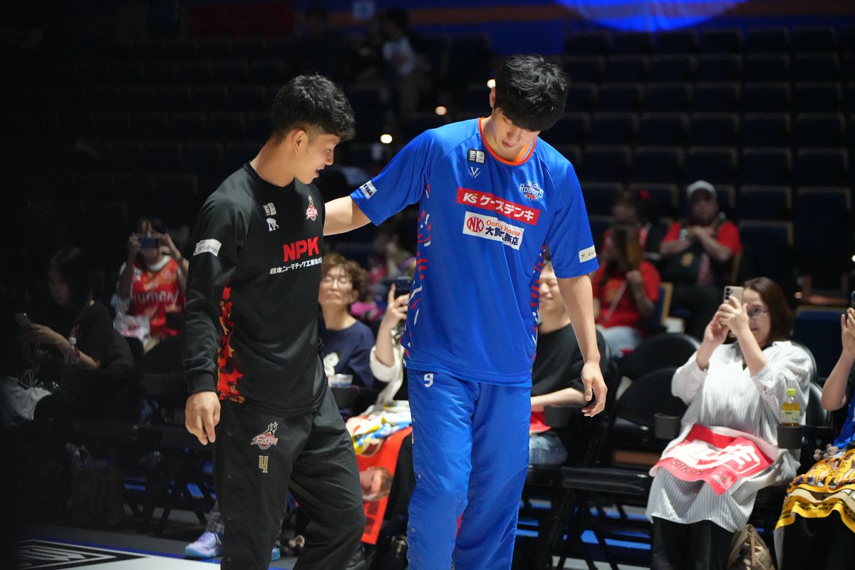 osakaevessa's tweet photo. #青木保憲 選手 × #ヤンジェミン 選手🤝

#大阪エヴェッサ #茨城ロボッツ #仙台方面へ届け https://t.co/oqDI5Jt9Q3