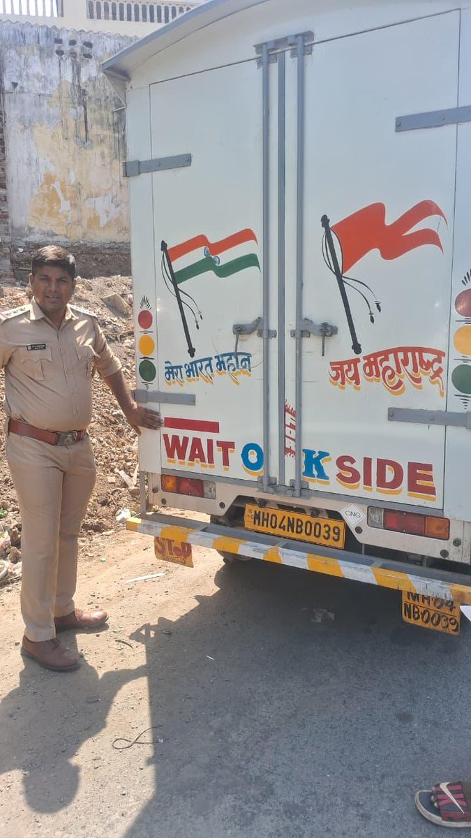 rtovalsad's tweet photo. આરટીઓ વલસાડ દ્વારા નેશનલ હાઇવે 48 ઉપર પસાર થતા ગૂડ્સ વાહનો ઉપર રેડિયમ પટ્ટી લગાવી માર્ગ સલામતીની સમજણ આપી.@sanghaviharsh @GRSAofficial @COTGuj_office @collectorvalsad https://t.co/tMS22UA5O8