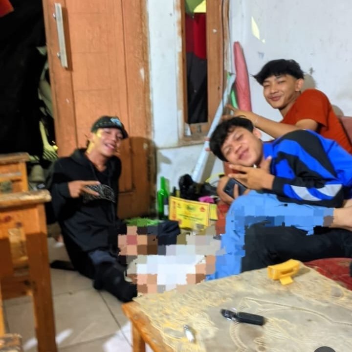 SistersInDanger's tweet photo. Polisi masih mendalami kemungkinan terjadinya gang rape (pemerkosaan berkelompok) dalam kasus ini dengan memanggil beberapa orang yang berada di lokasi kejadian untuk dimintai keterangan.

Keluarga korban telah resmi melaporkan kejadian ini ke Polres Metro Tangerang Kota, korban telah menjalani pemeriksaan visum et repertum sebagai bukti medis. 

Polisi menerapkan pasal berlapis: pemerkosaan, pelecehan seksual, pengancaman dengan senjata tajam, pencemaran nama baik dan/atau penyebaran foto/video korban.

Woi kalian yang di foto ini, cepat klarifikasi bgst, bukannya cegah atau lindungi perempuan yang sudah tidak berdaya, lu nyengir-nyengir pose kayak taik ikutan perkosa juga ga?? 🤬🤬🤬
