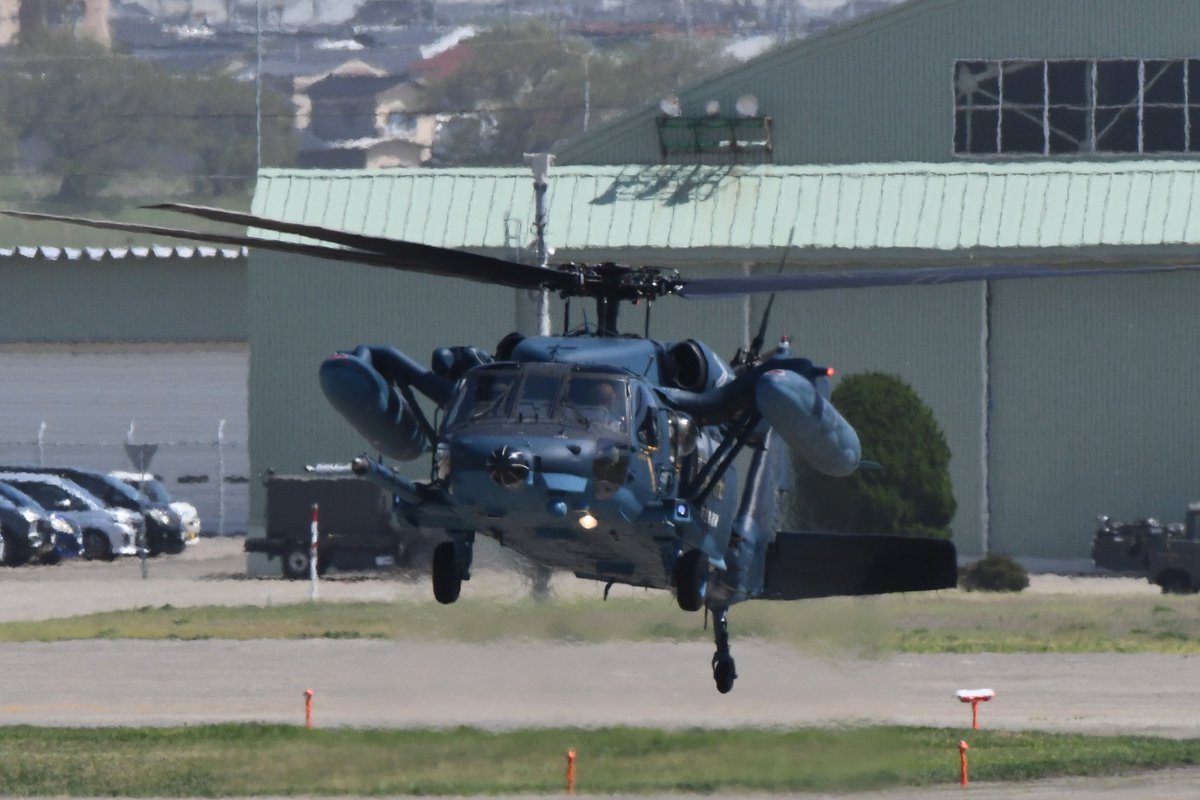 f5JnCfPdvCxfahU's tweet image. 小松遠征（4/21）

　PJ（Pararescue Jumper）
　航空救難団
　（その３）

いくら歩いてすぐでも、空港内のエプロンを歩いて横切ることはできないことから、ちゃんと UH-60J がお迎えに来て、ヘリ移動🚁
デッキでフォロワー様に教えていただきました🤗

#小松基地
#PJ
#PararescueJumper
#航空救難団