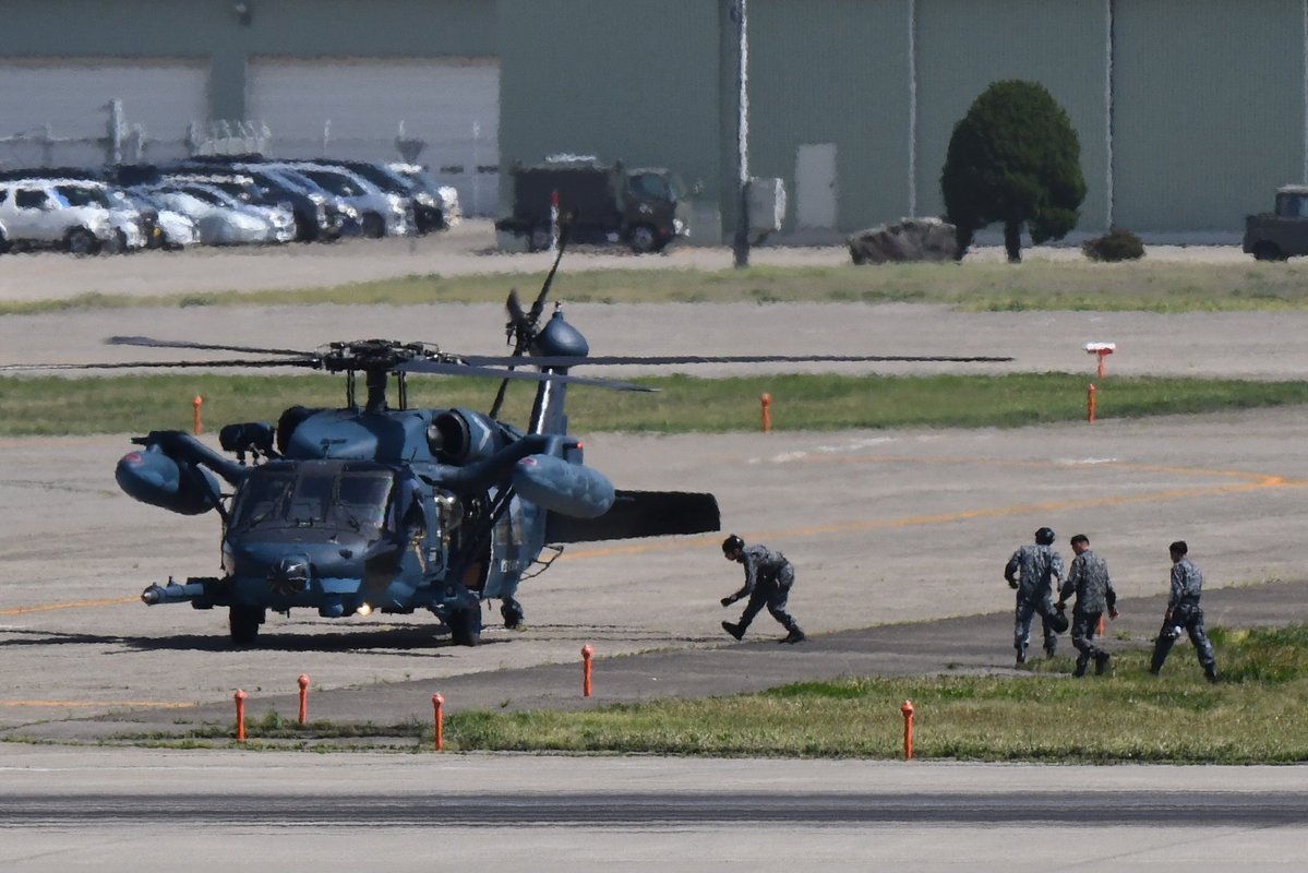 f5JnCfPdvCxfahU's tweet image. 小松遠征（4/21）

　PJ（Pararescue Jumper）
　航空救難団
　（その３）

いくら歩いてすぐでも、空港内のエプロンを歩いて横切ることはできないことから、ちゃんと UH-60J がお迎えに来て、ヘリ移動🚁
デッキでフォロワー様に教えていただきました🤗

#小松基地
#PJ
#PararescueJumper
#航空救難団