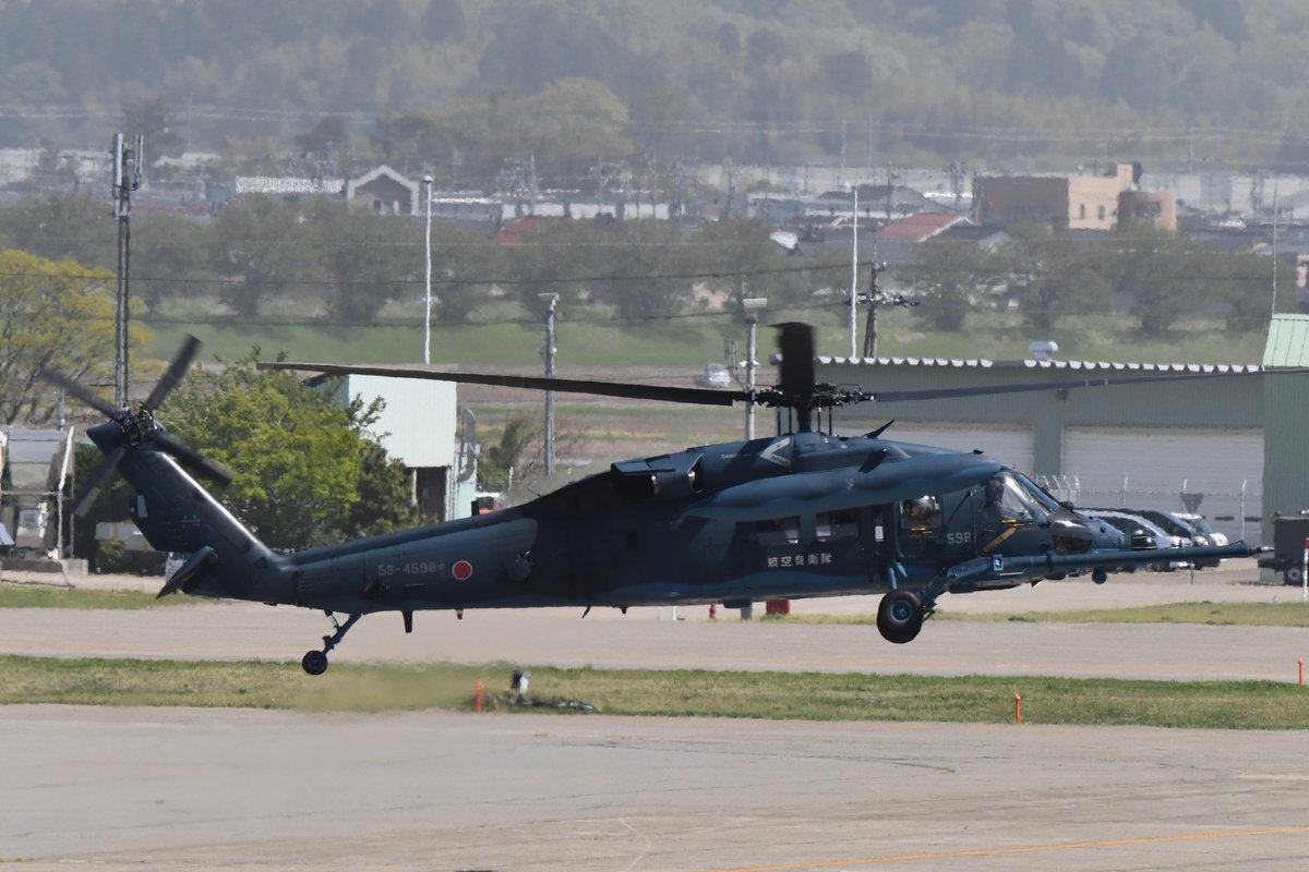 f5JnCfPdvCxfahU's tweet image. 小松遠征（4/21）

　PJ（Pararescue Jumper）
　航空救難団
　（その３）

いくら歩いてすぐでも、空港内のエプロンを歩いて横切ることはできないことから、ちゃんと UH-60J がお迎えに来て、ヘリ移動🚁
デッキでフォロワー様に教えていただきました🤗

#小松基地
#PJ
#PararescueJumper
#航空救難団