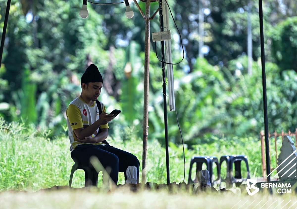 #KualaKangsar Kenalan penuntut kolej perempuan yang ditemukan maut dengan 61 kesan tikaman di Kampung Simah, Ketereh, Kelantan, membacakan surah Yasin di pusara arwah di Tanah Perkuburan Islam Kampung Periang hari ini.

Terdahulu, jenazah Nurfisya Zulkifly, 19, selamat