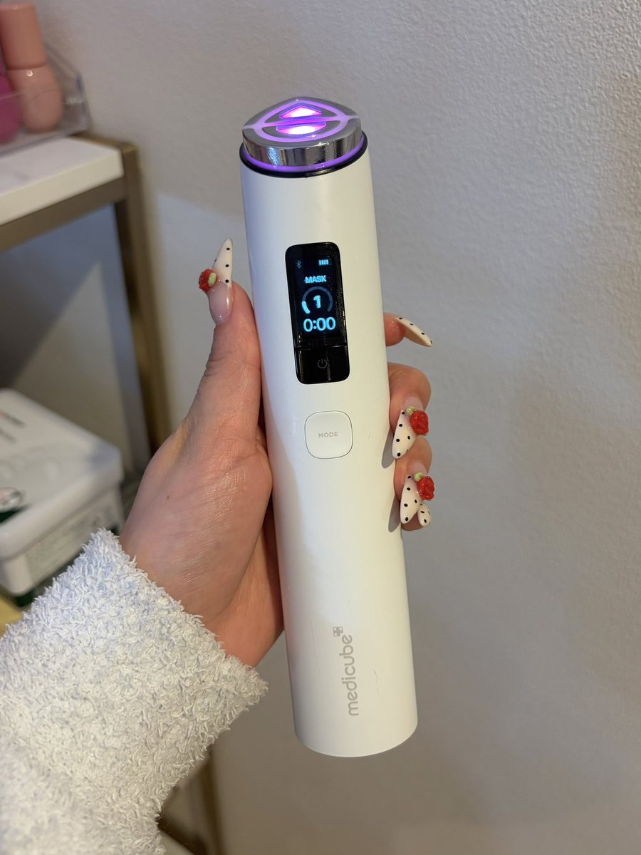 てか本当にmedicubeの新しい方の美顔器使い始めてから頬の毛穴ｷｭｯ