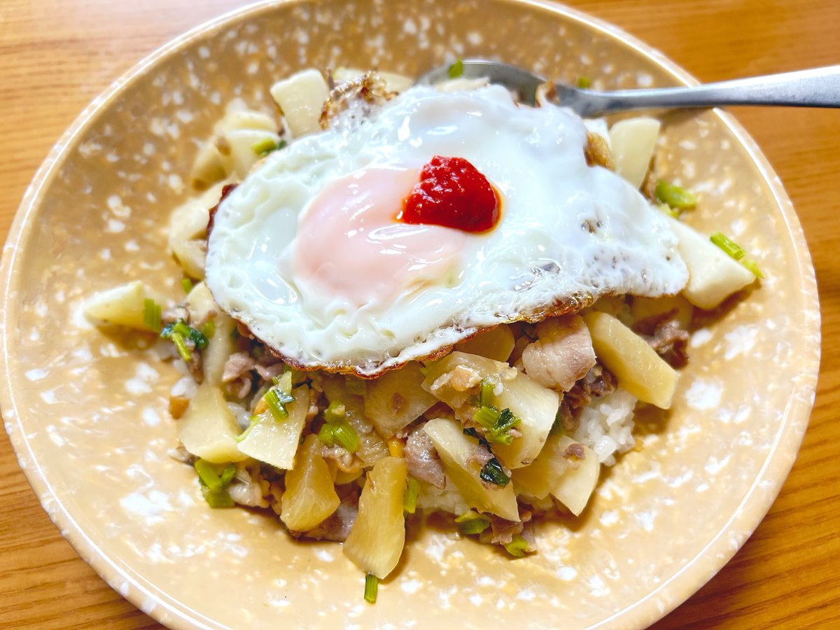 shinme32's tweet photo. #今日もおいしい
カブと豚肉の味噌炒め丼
豆板醤♡ https://t.co/C9qXRPq25o