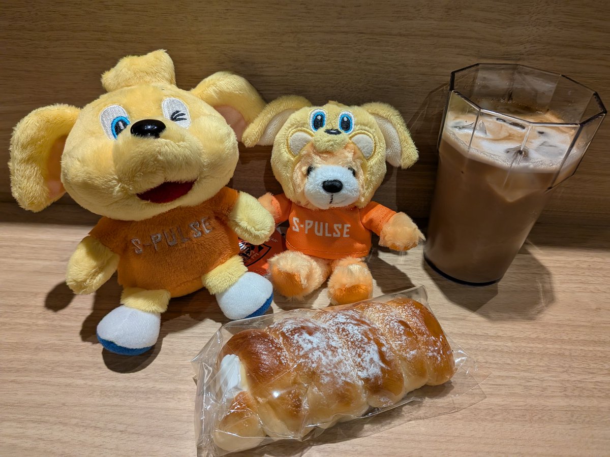 sambaka_ori's tweet photo. 京都戦は #thesixstadium から応援🧡
白星を願いシュクールのクリームチーズコロネを頂き後押し☆\(๑╹◡╹๑)ノ+3
ホイップクリーム×クリームチーズがたっぷり詰まって、満足の美味しさです👍
京都以上に走れ頑張れ、エスパルス🔥
#エスパルスイーツ部 https://t.co/vGTUWjldvR