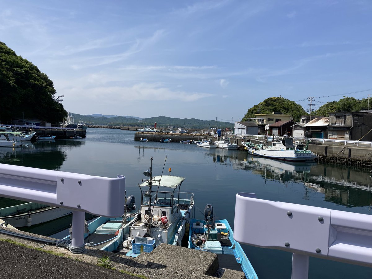 Harushion's tweet image. 週末(土)は晴れ☀️世間はGW初夏の陽気

湾内の潮錆したガードレールは護岸工事で交換された

映る漁船には油類も抜かれ役目を終えた船も

鄙びた港町…春雲は綿の如く

花粉や低気圧に天気の変化は注意⚠️漁師町に侘び錆 
#iPhoneSE #イマソラ #イマウミ #伊勢志摩 #あのりふぐ #伊勢海老 #安乗漁港