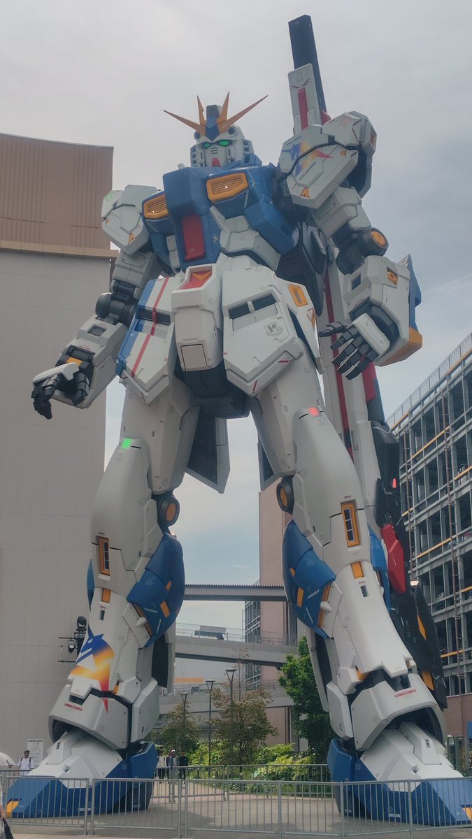 シン tweet media