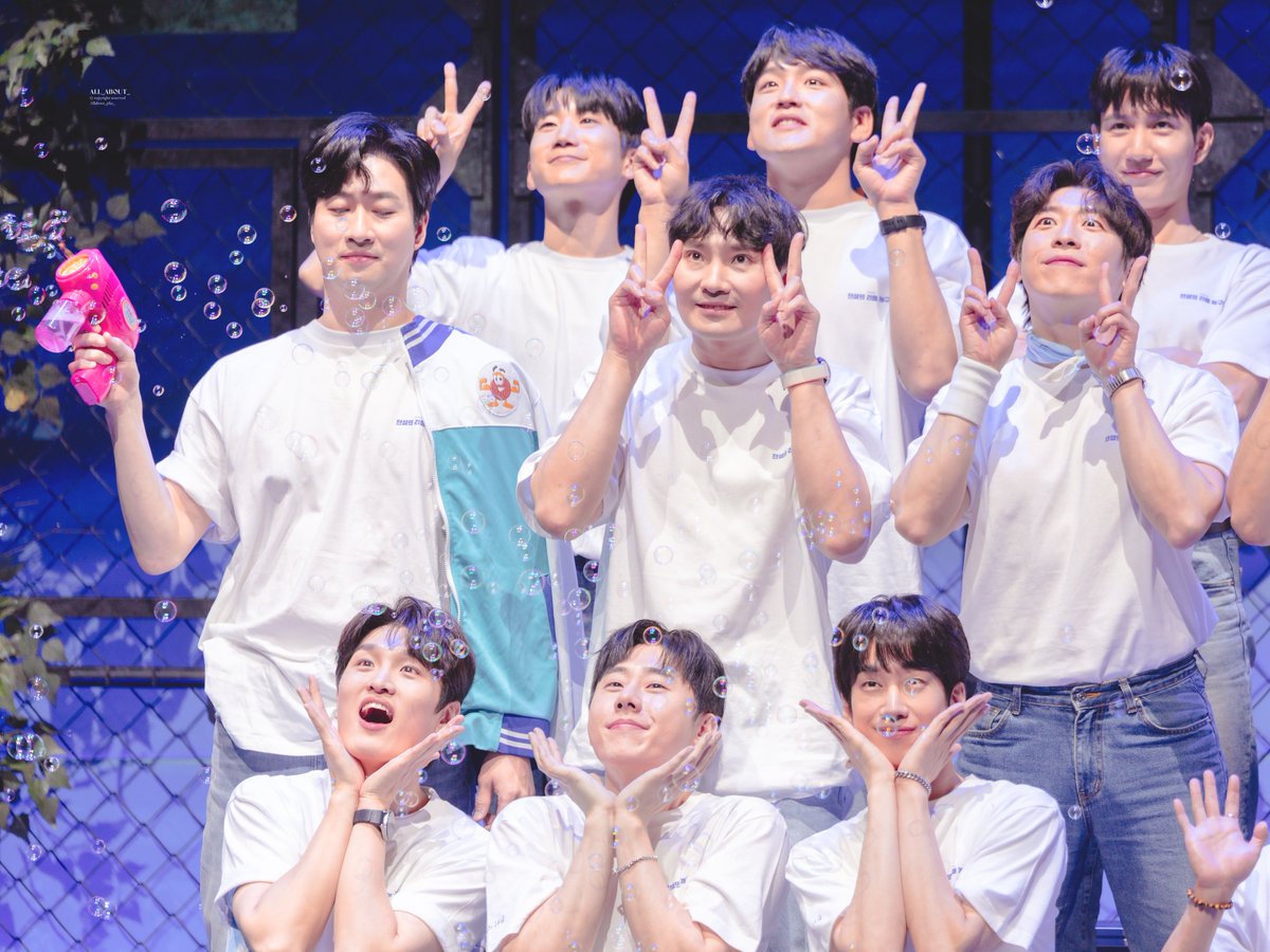 Allabout_pic's tweet photo. 260427 | 전설의 리틀 농구단 10주년 콘서트 |    
이 코트 안의 우리는 | 포토타임  

⛹️🫧
김현진 임진섭 조성태 정찬호 
안재영 김대현 조현우 구준모 
장두환 김민강 권정수 신창주 https://t.co/28sEXyIyye