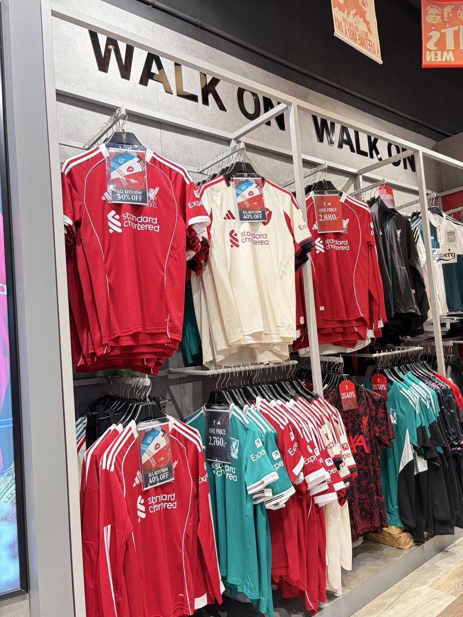 มาเปลี่ยนแบตมือถือ แล้วเลี้ยวเข้า Shop 
#Liverpool