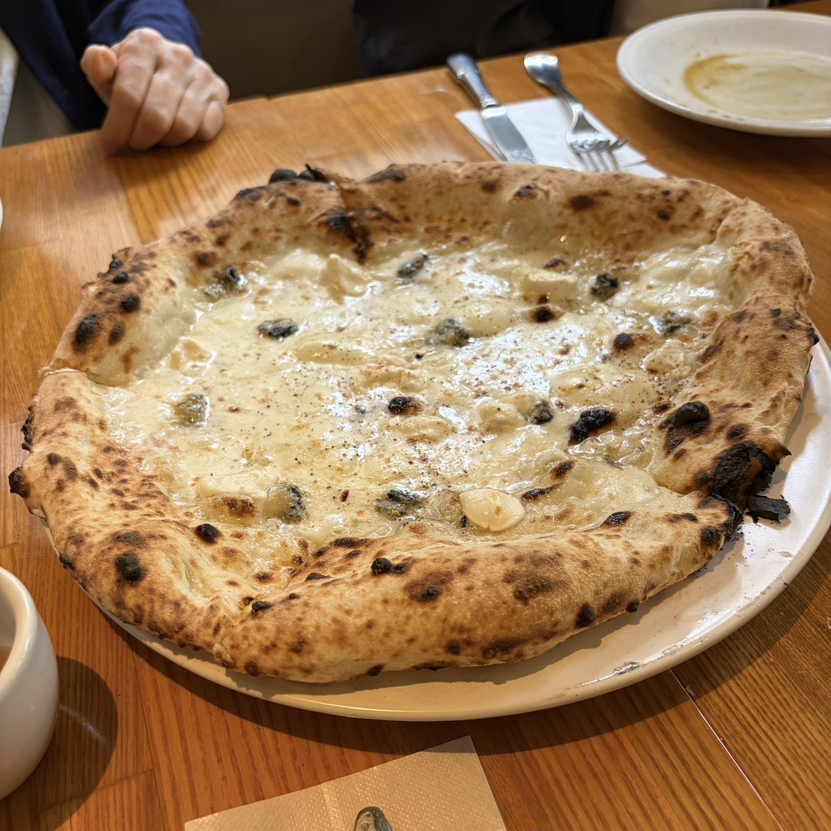 heliodor17ab's tweet image. 今日の習い事の後のランチは、LA PIZZA D'ORO。
薄めの生地のピザ🍕がとっても美味しい😋
再訪決定ですね。予約は必須だなあ、これは。
#中崎町グルメ 
#pizza