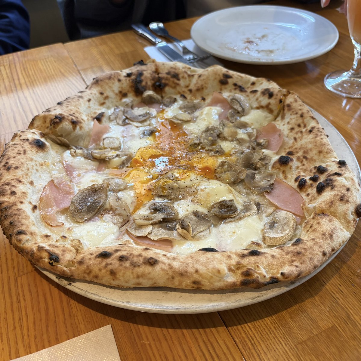 heliodor17ab's tweet image. 今日の習い事の後のランチは、LA PIZZA D'ORO。
薄めの生地のピザ🍕がとっても美味しい😋
再訪決定ですね。予約は必須だなあ、これは。
#中崎町グルメ 
#pizza