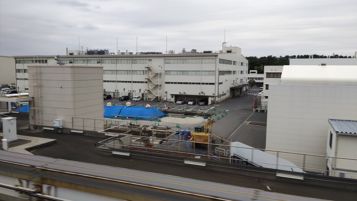Hks77HBfefLxwIb's tweet photo. OLCバージ置き場だった場所、
建物の基礎工事が始まってました

隣にあるパレードのフロートと同じ倉庫になるのかな?

（そうなると大型のバージはもう…） https://t.co/3CX0EcLE2I
