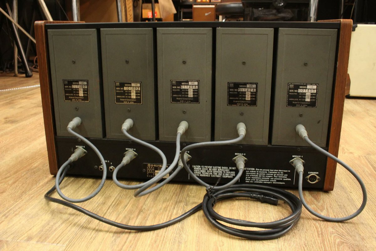 1484_shinjuku's tweet photo. Roland SYSTEM-100M D SET w/ MODEL 181、中古で入荷!
本格的なモジュラーサウンドを楽しめるRolandの名機!2VCO、2VCF、2VCA 2EGと2LFO、リングモジュレーターにS/Hも搭載し、パッチングによる自由な音作りが楽しめます!!49鍵盤キーボードも付属!!
#vintagesynth #キーボードマート新宿 https://t.co/ReQmsVlKHk