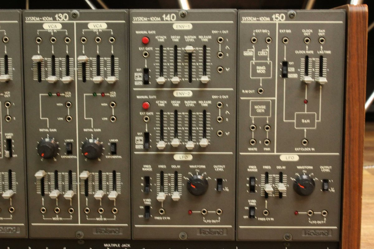 1484_shinjuku's tweet photo. Roland SYSTEM-100M D SET w/ MODEL 181、中古で入荷!
本格的なモジュラーサウンドを楽しめるRolandの名機!2VCO、2VCF、2VCA 2EGと2LFO、リングモジュレーターにS/Hも搭載し、パッチングによる自由な音作りが楽しめます!!49鍵盤キーボードも付属!!
#vintagesynth #キーボードマート新宿 https://t.co/ReQmsVlKHk