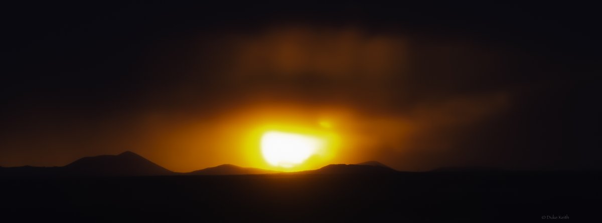 dukekeith's tweet image. ☀️ Sunset to the west. (...drives over ⛰️...) 🌕 Moonrise to the east.

👀🤯🙏 High desert blessings on a Friday night!
.
.
.
.
.
#BlessedAndGrateful #ElPaso #DesertLife #Sunset #Moonrise #FullMoon