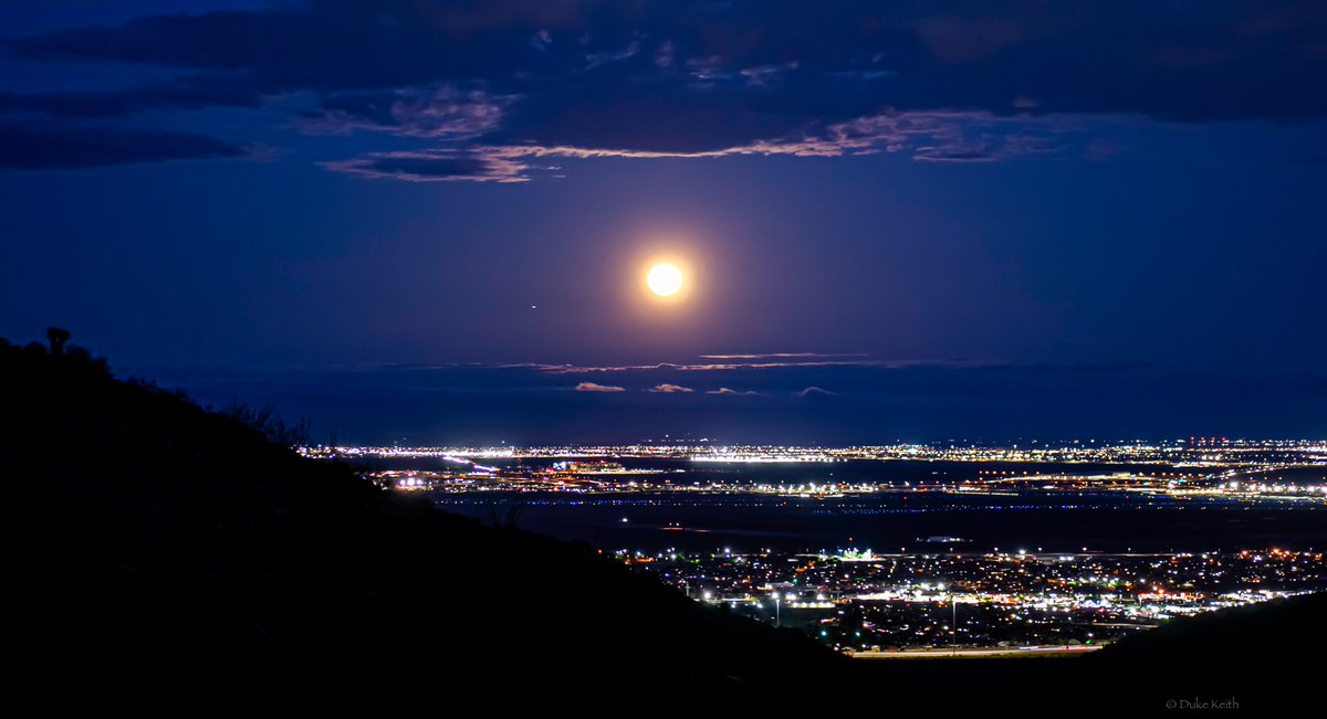 dukekeith's tweet image. ☀️ Sunset to the west. (...drives over ⛰️...) 🌕 Moonrise to the east.

👀🤯🙏 High desert blessings on a Friday night!
.
.
.
.
.
#BlessedAndGrateful #ElPaso #DesertLife #Sunset #Moonrise #FullMoon
