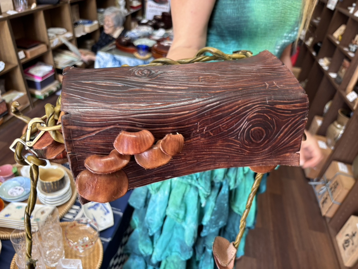 coedo_honkawa's tweet image. Look at this stunning bag! 😍 

A leather craft artist visited our shop today.
 They were kind enough to let me share it, so you guys HAVE to check this out! ✨
instagram.com/fernswhimsical…

 #LeatherCraft #Handmade #Artisan