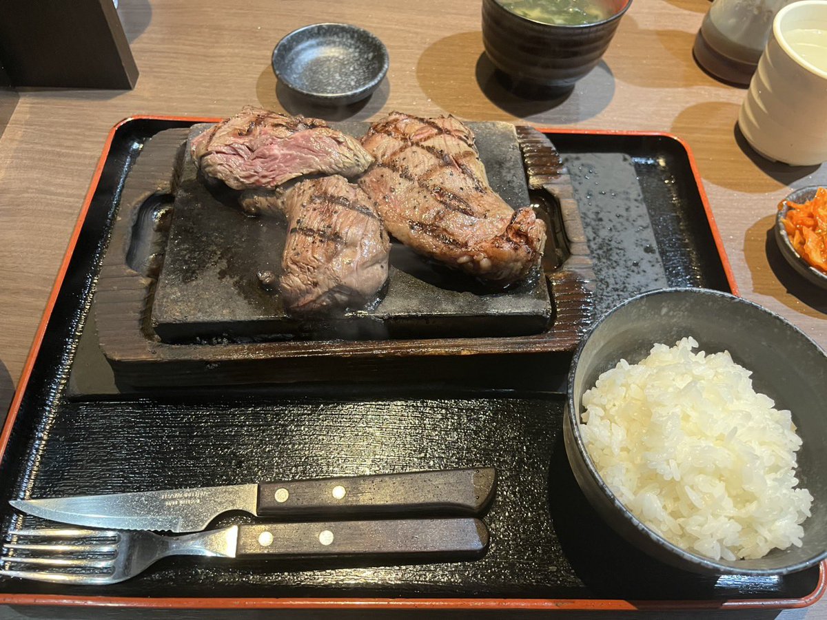 humc505's tweet photo. 【部員紹介】
07(新2年) JAF、車両管理担当
岡原由樹
工学部第二類

クールに見えるが乙女な男。
NBロードスターの車検を通すため、同じNB乗りの先輩からシートやらなんやら借りていた。無事取れてよかったね。

ひとこと：四類の人いっぱい入ってきてください🙏🏻

#春から広大 #自動車部 https://t.co/R72vrOnFmz