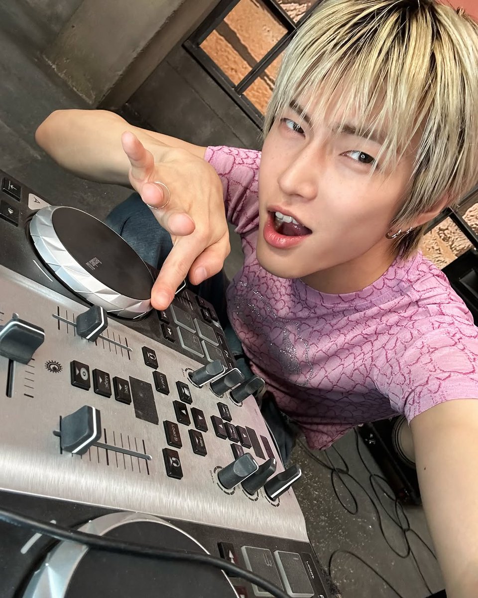 260502 #XNGHAN instagram update 

"dancing anyway 🕺🕺🕺"