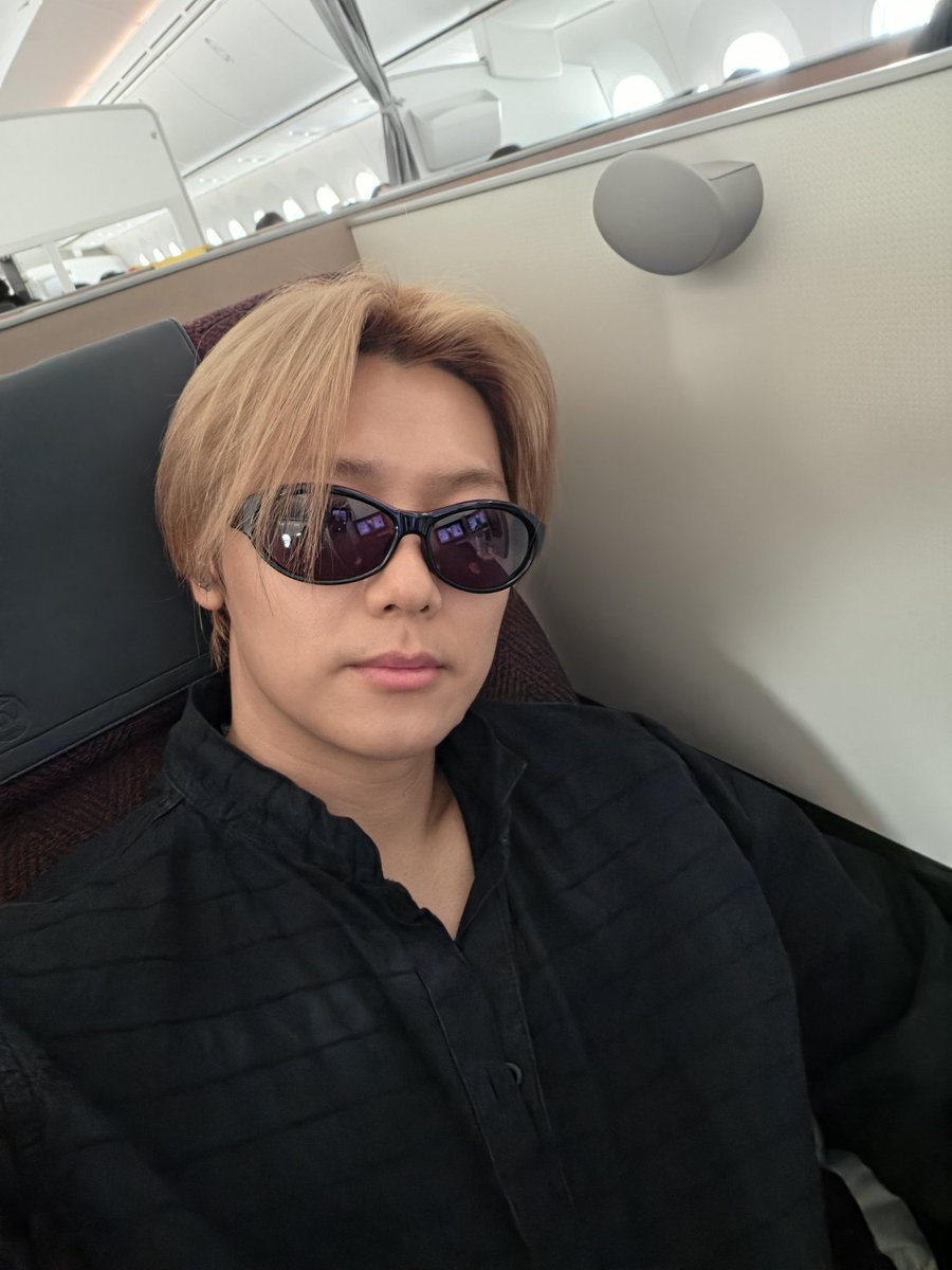bluetoryfly's tweet photo. minhyuk yesterday update on fromm  💌: 
🐱: (posting selfie in each angles) left and right 
🐱: (continue to post another selfie in front) front 
🐱: i don't have the top or bottom side 
🐱: for the time being, i'm going to have a long gold hair lol https://t.co/xCB7clsL36