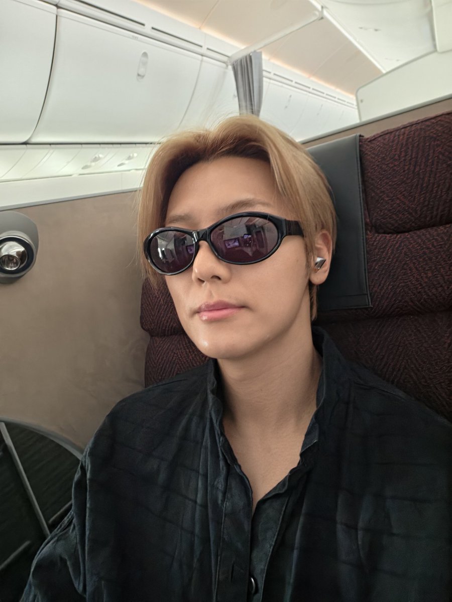bluetoryfly's tweet photo. minhyuk yesterday update on fromm  💌: 
🐱: (posting selfie in each angles) left and right 
🐱: (continue to post another selfie in front) front 
🐱: i don't have the top or bottom side 
🐱: for the time being, i'm going to have a long gold hair lol https://t.co/xCB7clsL36