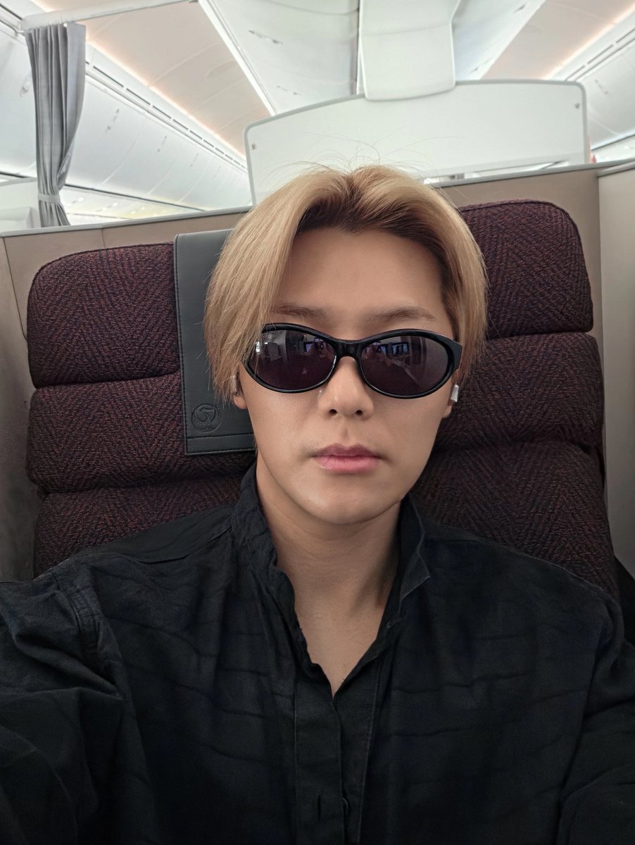 bluetoryfly's tweet photo. minhyuk yesterday update on fromm  💌: 
🐱: (posting selfie in each angles) left and right 
🐱: (continue to post another selfie in front) front 
🐱: i don't have the top or bottom side 
🐱: for the time being, i'm going to have a long gold hair lol https://t.co/xCB7clsL36