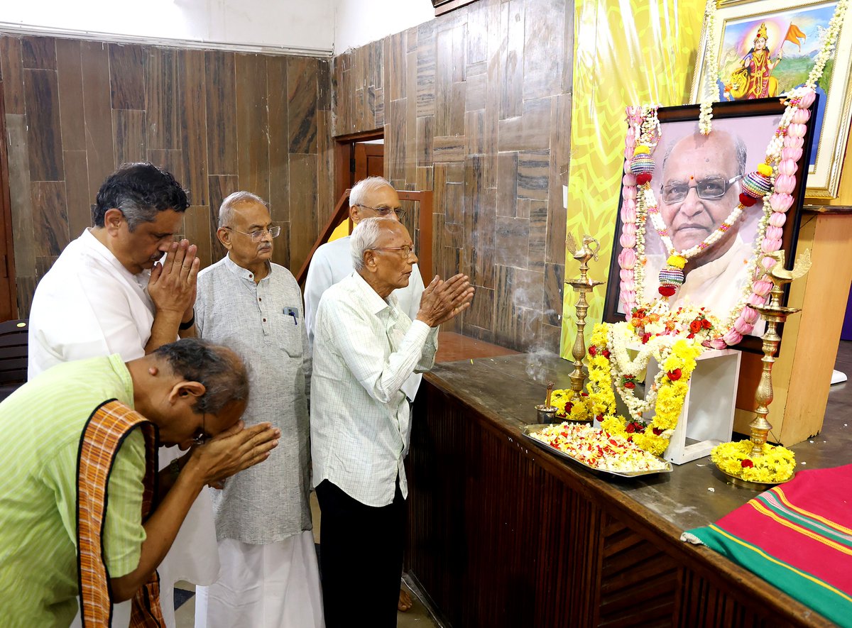 anilkumar648's tweet photo. ನಾಡೋಜ ಎಸ್.ಆರ್. ರಾಮಸ್ವಾಮಿಯವರ ನುಡಿನಮನ ಕಾರ್ಯಕ್ರಮವು ಬೆಂಗಳೂರಿನಲ್ಲಿ ನಡೆಯಿತು. ಹಿರಿಯ ವಿದ್ವಾಂಸರಾದ ಡಾ. ಟಿ ವಿ ವೆಂಕಟಾಚಲ ಶಾಸ್ತ್ರೀ, ಶತಾವಧಾನಿ ಡಾ.ಆರ್. ಗಣೇಶ್, ಆರೆಸ್ಸೆಸ್ ನ ಸಹ-ಸರಕಾರ್ಯವಾಹ ಮುಕುಂದ ಸಿ.ಆರ್, ರಾಷ್ಟ್ರೋತ್ಥಾನದಅಧ್ಯಕ್ಷ ಎಂ.ಪಿ. ಕುಮಾರ್, ಗೋಖಲೆಸಂಸ್ಥೆಯ ಗೌರವಕಾರ್ಯದರ್ಶಿ  ವಿ.ನಾಗರಾಜ್ ಉಪಸ್ಥಿತರಿದ್ದರು.
#SRR https://t.co/LFbfX1vg0h