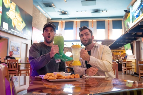 eVisitorGuide's tweet image. Check-out the #sportsbook at Jimmy Buffett’s @Mville_Nash in downtown #Nashville! Stadium seating lounge chairs, 9 multiscreen displays, and ticker-tape score walls. Plus great food and drink! On Broadway. evisitorguide.com/nashville/broc…

#MusicCity #margaritaville #sportsbetting