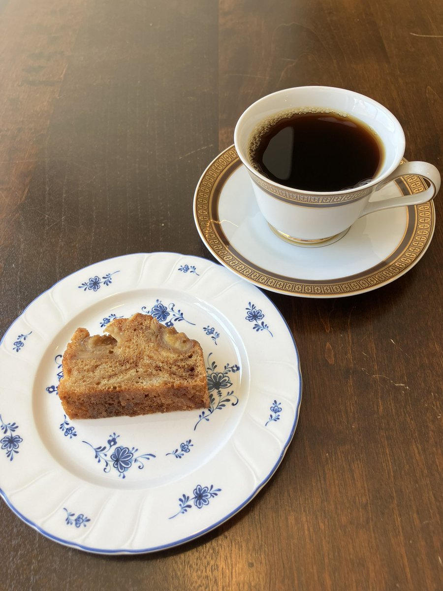 BCafeJasmine's tweet photo. キャラメルバナナケーキ
型を間違えて焼いてしまった💦 https://t.co/rFOnQArooC
