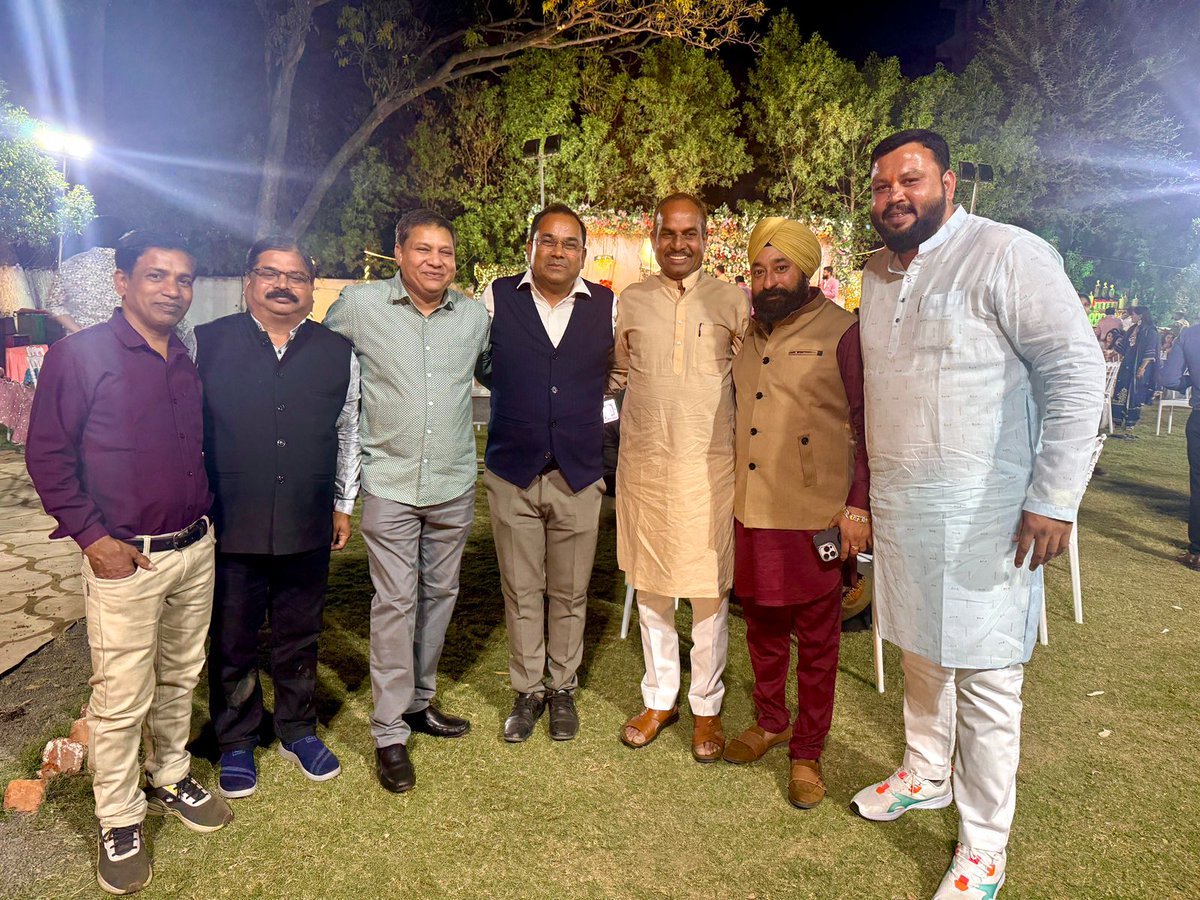 ijaykishore's tweet photo. देसी तड़का पचमढ़ी के मालिक सुखविंदर सिंह स्यान जी के यहाँ चिरंजीव कुलदीप सिंह स्यान जी के विवाह अवसर पर मनभावन गार्डन भोपाल में पहुंचकर शुभकामनाएं दी इस अवसर पर अभिषेक कनौजिया जी संजय रैकवार जी सुनील रैकवार जी राजू भाई सहित पारिवारिक सदस्य गण उपस्थित रहे। https://t.co/G14R21Ol7O