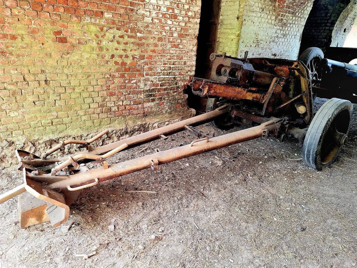 フランスとベルギーの国境近くリール近郊の農場で
長年放置されていた7.5cm Pak 40が見つかったそうな
右車輪が後期の穴開きタイプのゴムタイヤ
現在は19世紀のフランス要塞
セクラン要塞(Fort de Seclin)の博物館に在るとの事