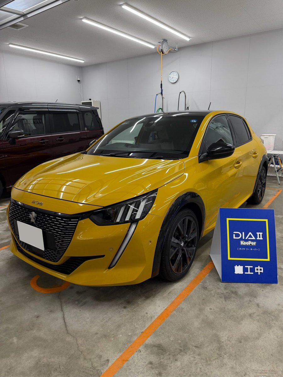 bonvoyage208's tweet photo. 購入から丸5年。新車時にダイヤモンドキーパーを施工、以後2回メンテナンスを施し、今回はダイヤモンドキーパー2を実施。艶感が凄い。あと、フロントグリルの劣化もあったそうで、樹脂のコーティングもやってみた。
#Peugeot208 #プジョー208 #keeperLabo #キーパーラボ https://t.co/qmTo9JaDrD